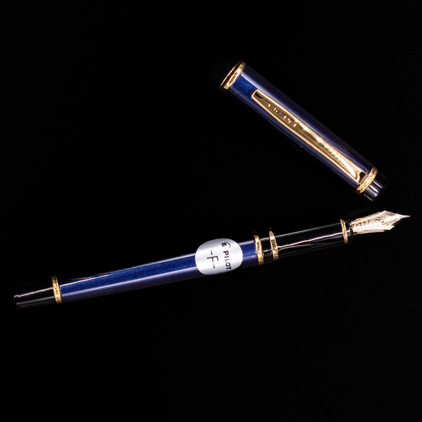 An overhead view of the Pilot Grance Fountain Pen - Navy Blue uncapped.