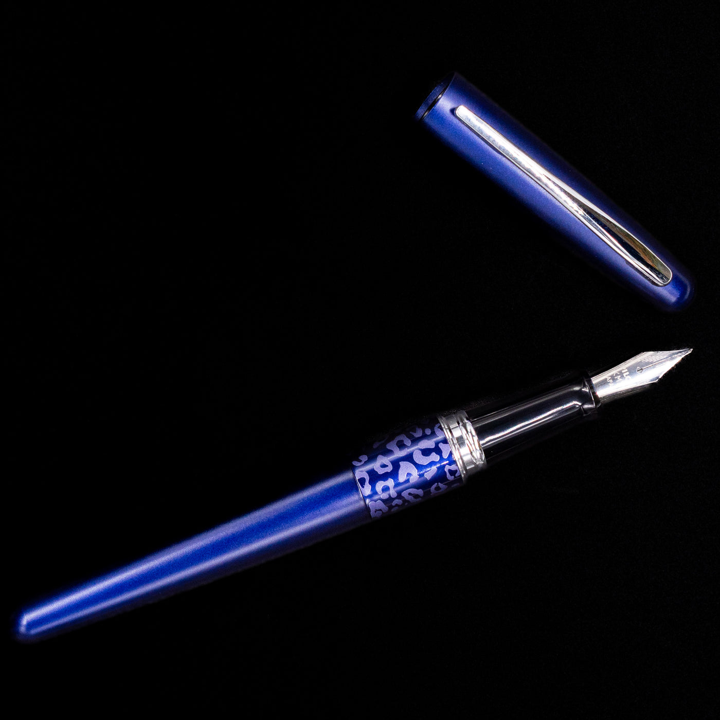 An overhead view of the Pilot Metropolitan Fountain Pen - Leopard uncapped. 