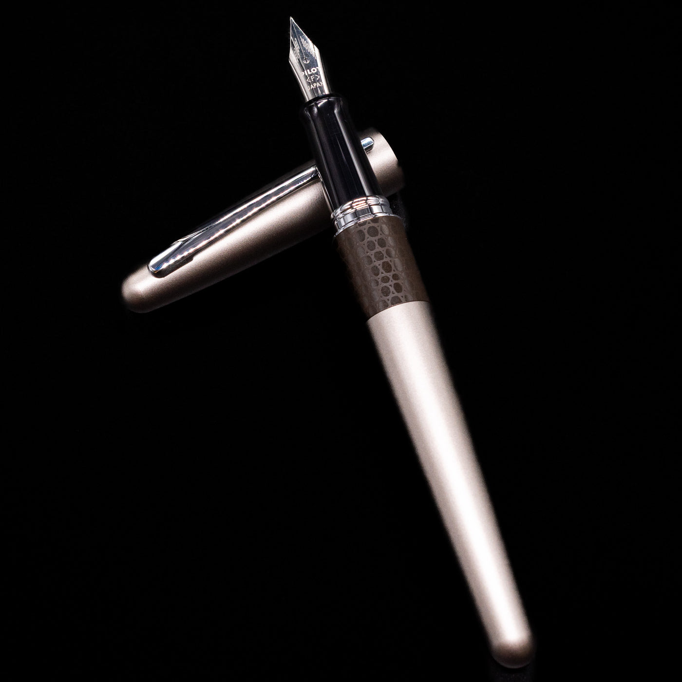 Pilot Metropolitan Fountain Pen - Lizard laying on top of its cap in a crossed position showing full view of the entire uncapped pen.