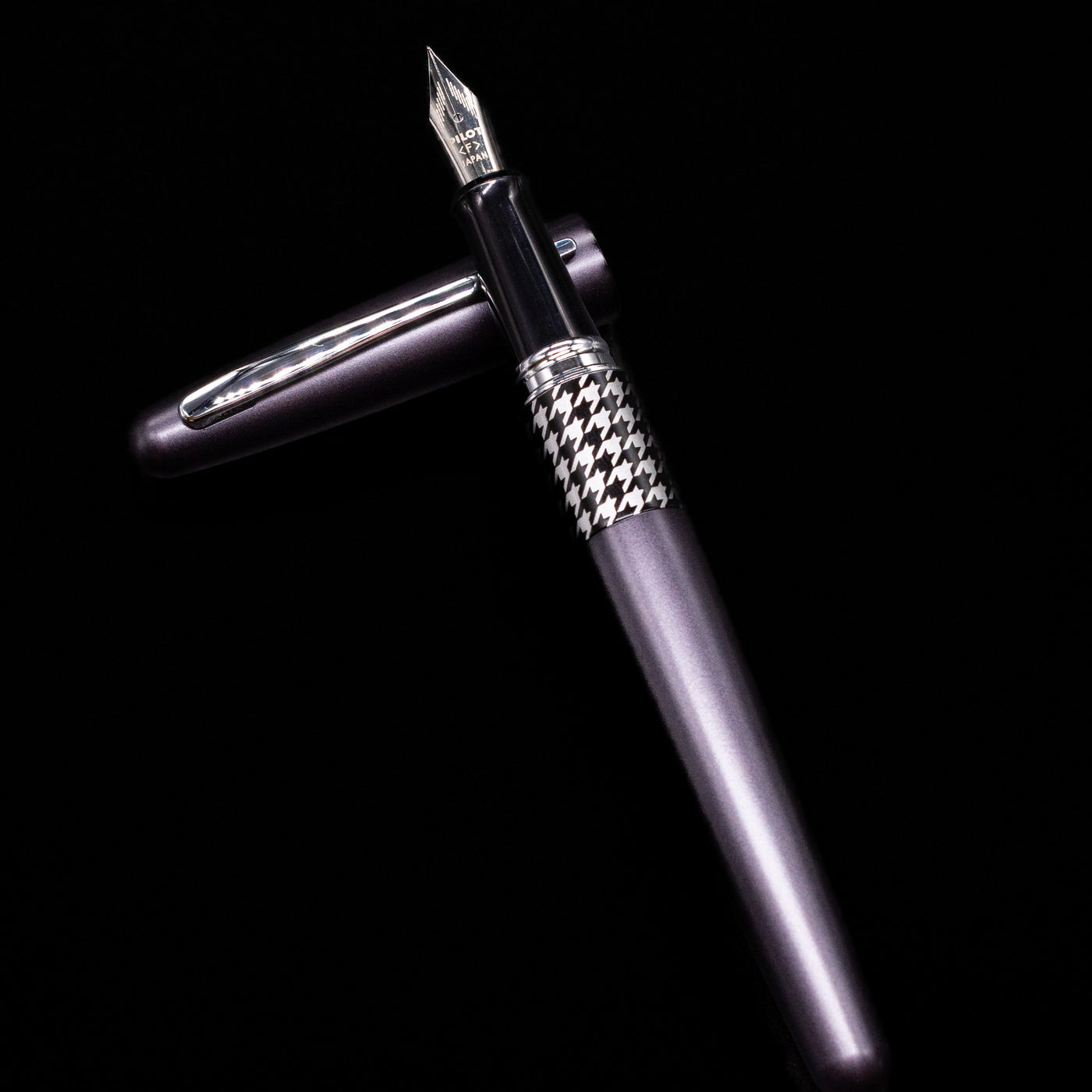 Pilot Metropolitan MR Retro Pop Fountain Pen - Gray laying on top of its cap in a crossed position showing full view of the entire uncapped pen.