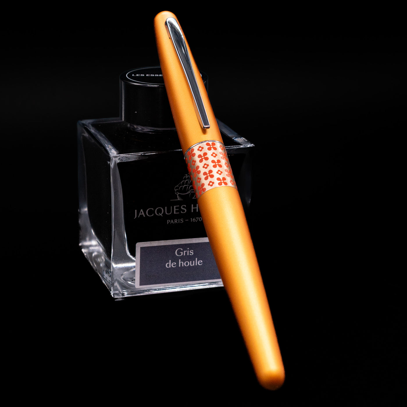 A full view of the Pilot Metropolitan MR Retro Pop Fountain Pen - Orange uncapped, with its cap laying next to the pen. 