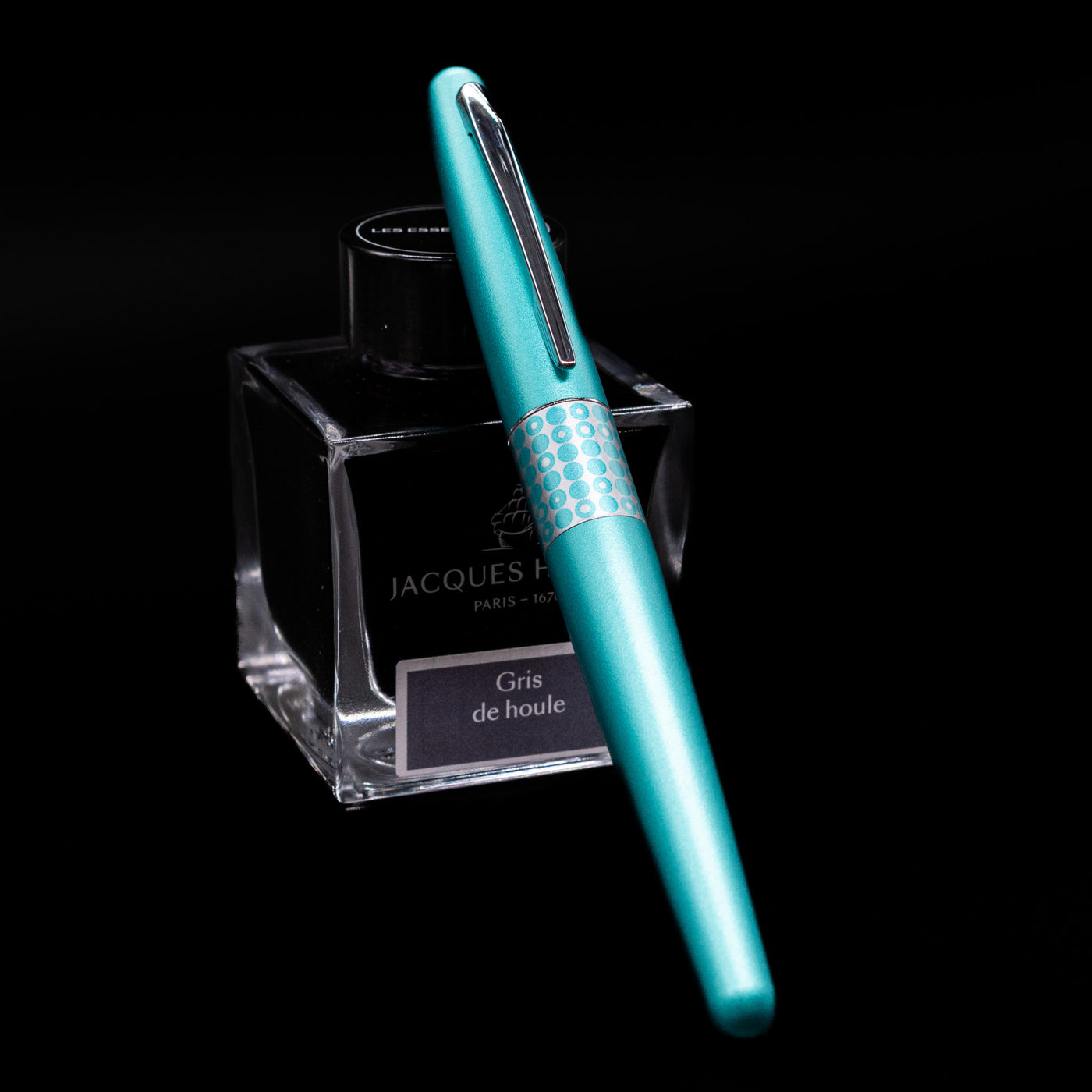 Pilot Metropolitan MR Retro Pop Fountain Pen - Turquoise capped, leaning against an ink bottle. 