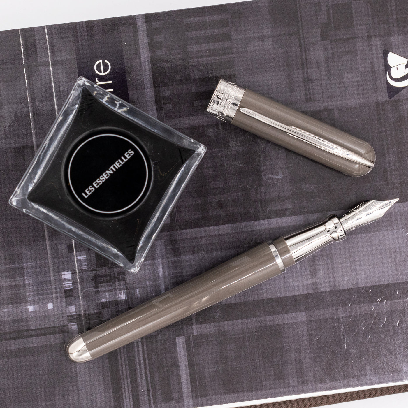 Pineider Avatar Glossy Fountain Pen - Stone Grey New