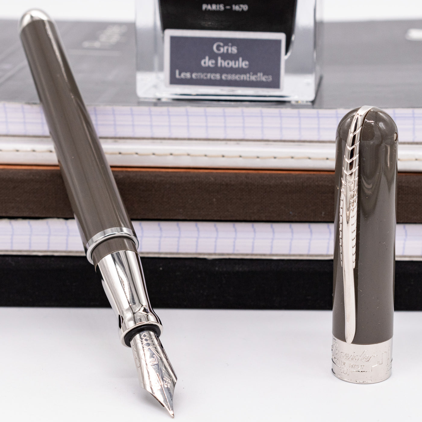 Pineider Avatar Glossy Fountain Pen - Stone Grey
