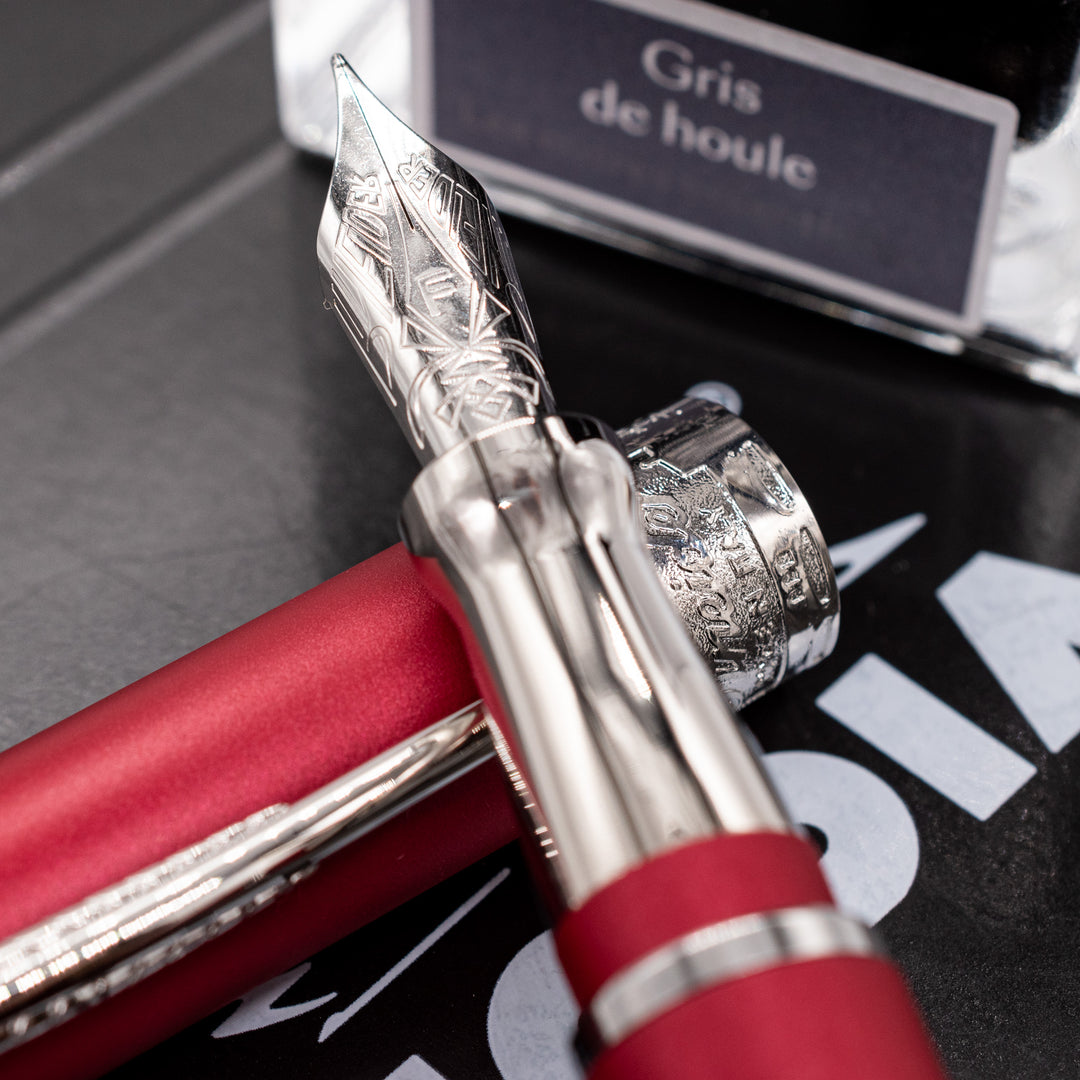 Stylo-plume Pineider Avatar UR Demo – Transparent Rouge Vin, Plume Acier EF, Fermeture Magnétique