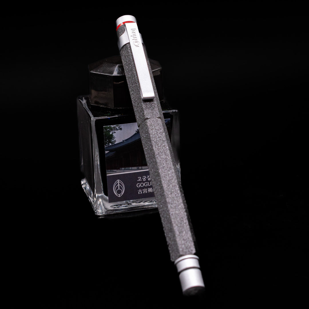ロットリング ニュートン LAVA Rotring Newton 600 Fountain Pen - Lava Metal – Truphae