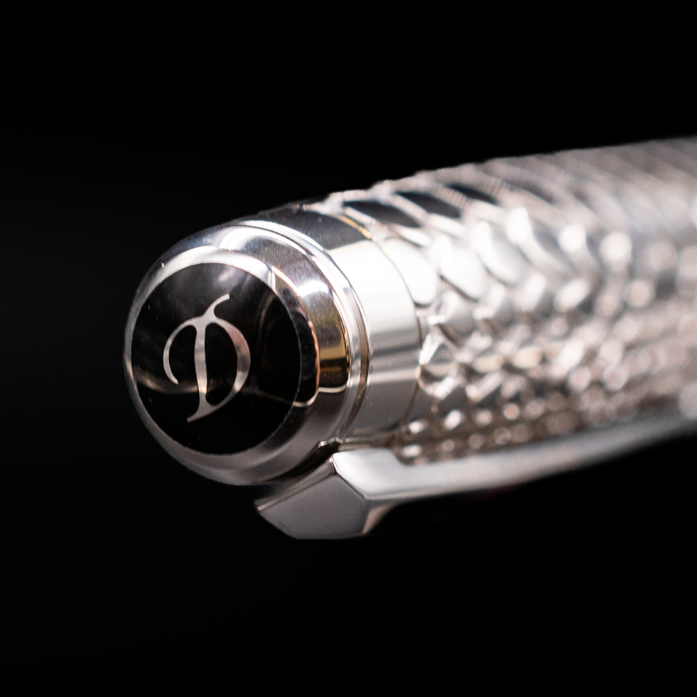 Zoomed-in view of the top of the cap with the finial on the ST Dupont Line D Eternity Snake Skin Fountain Pen - Green.