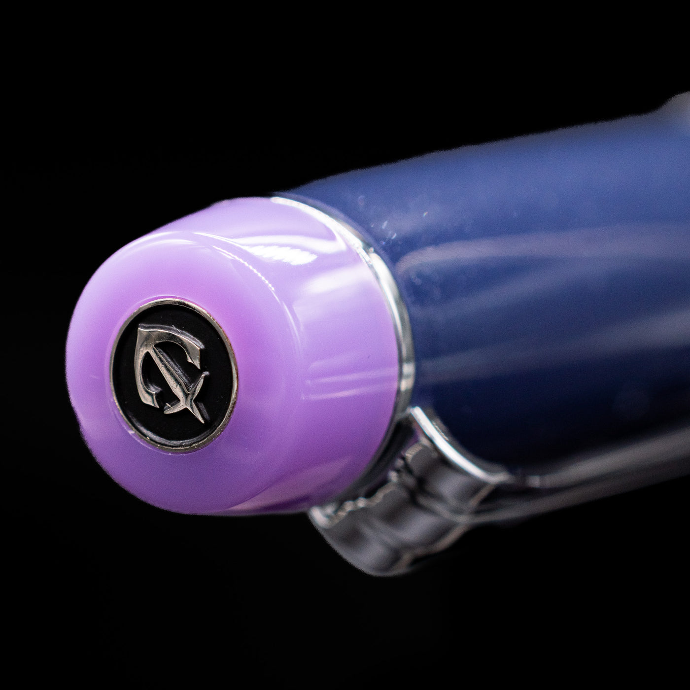Zoomed-in view of the top of the cap with the finial on the Sailor Professional Gear King of Pens Fountain Pen - Storm over the Ocean.