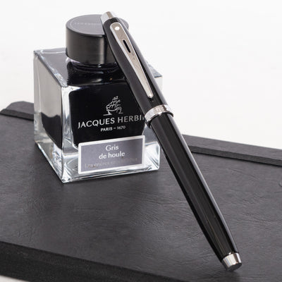 Sheaffer 100 Fountain Pen - Black with Chrome Trim capped