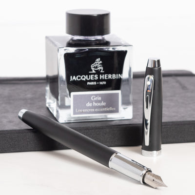 Sheaffer 100 Fountain Pen - Matte Black uncapped