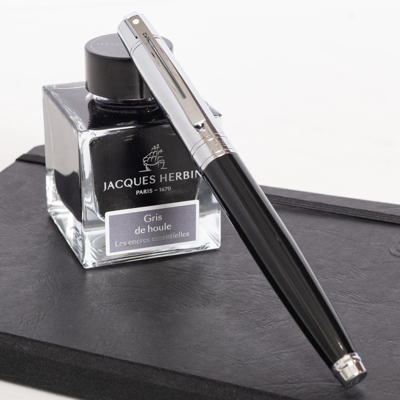 Sheaffer 300 Fountain Pen - Black Barrel with Chrome Cap capped