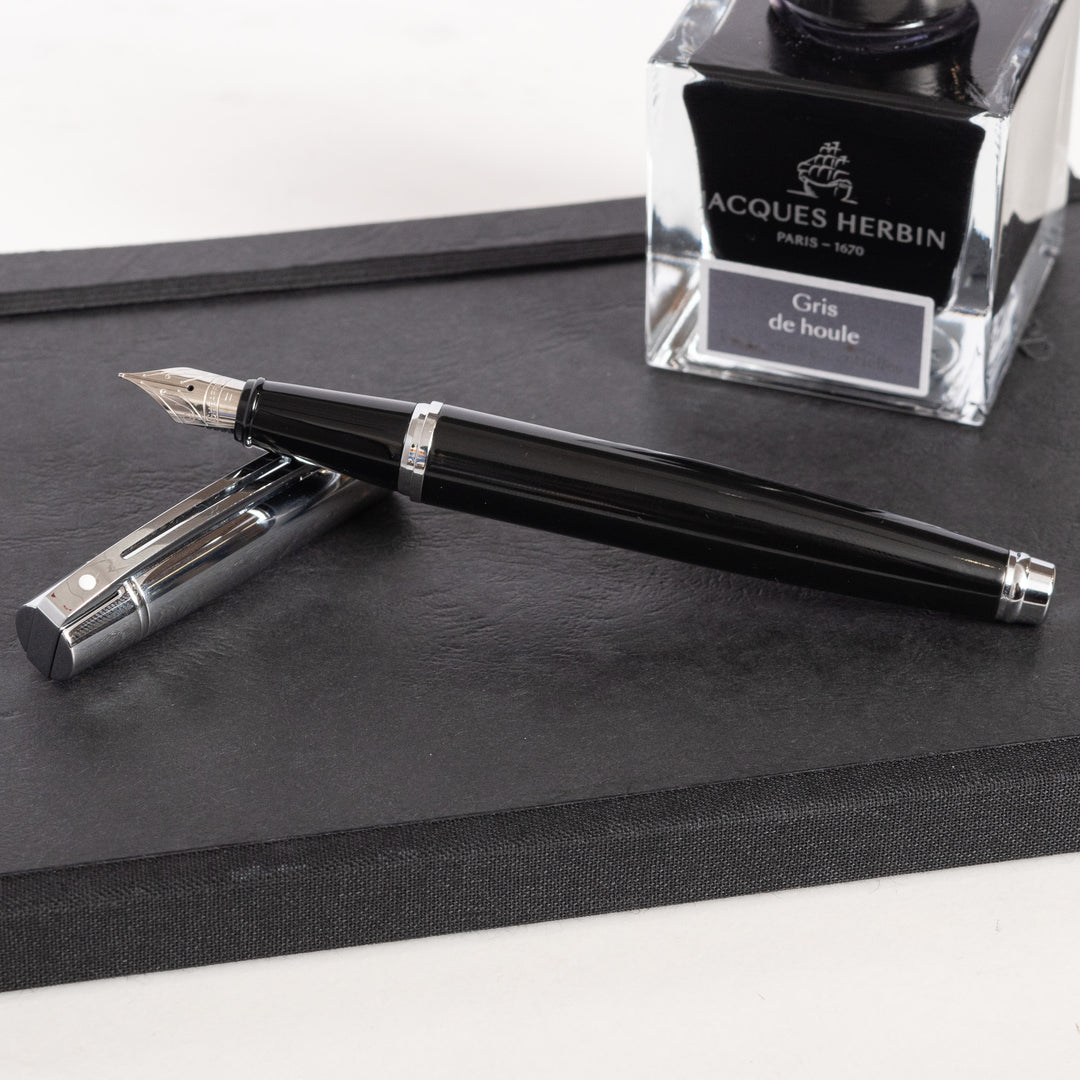Sheaffer 300 Fountain Pen - Black Barrel, Chrome Cap – Truphae