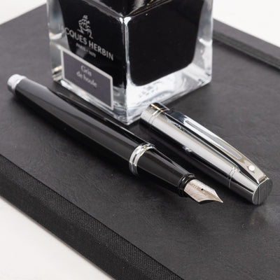 Sheaffer 300 Fountain Pen - Black Barrel with Chrome Cap silver trim