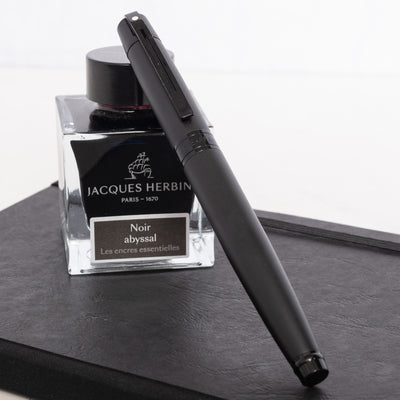 Sheaffer 300 Fountain Pen - Black with Black Trim capped