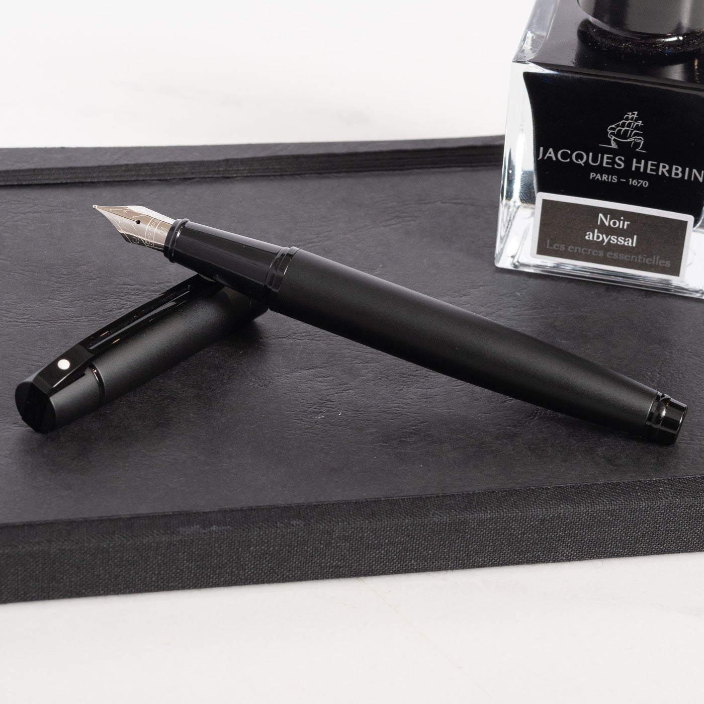 Sheaffer 300 Fountain Pen - Black with Black Trim new