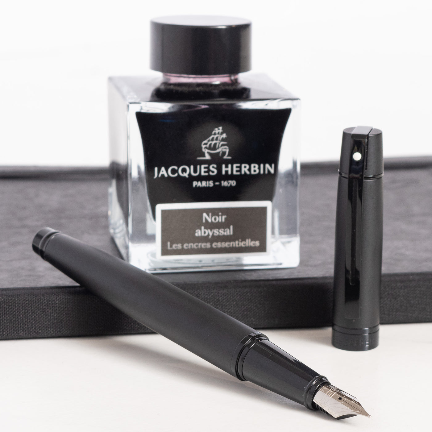 Sheaffer 300 Fountain Pen - Black with Black Trim uncapped
