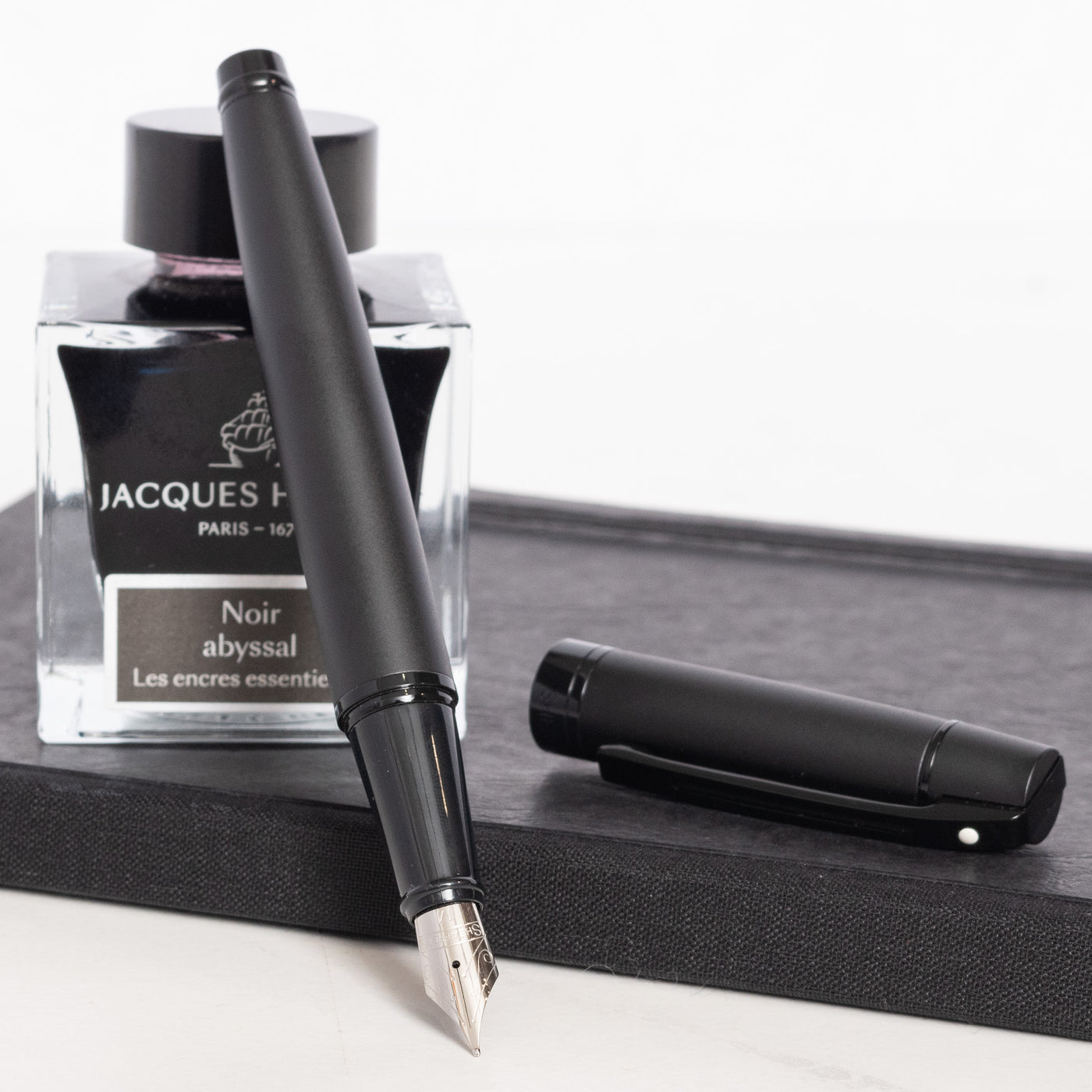 Sheaffer 300 Fountain Pen - Black with Black Trim