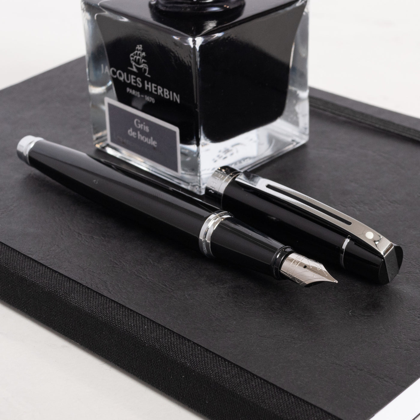  Sheaffer 300 Fountain Pen - Black silver trim