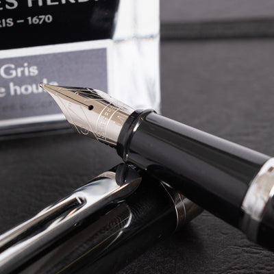 Sheaffer 300 Fountain Pen - Black stainless steel nib