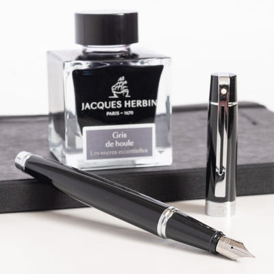 Sheaffer 300 Fountain Pen - Black uncapped