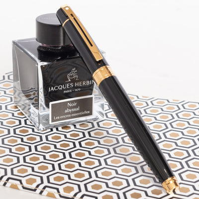 Sheaffer 300 Fountain Pen - Black Barrel with Gold Cap capped