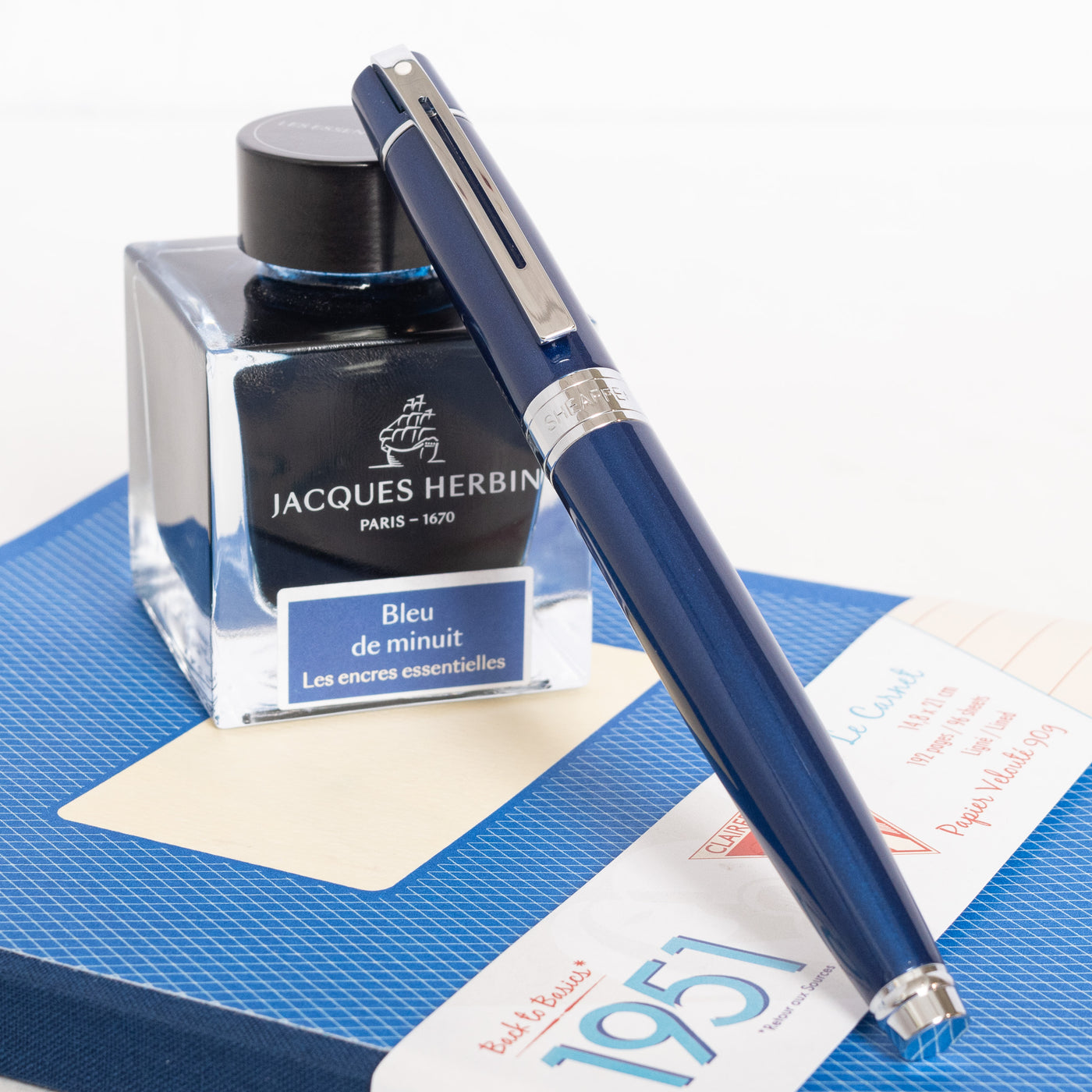 Sheaffer 300 Fountain Pen - Glossy Blue with Chrome Cap capped