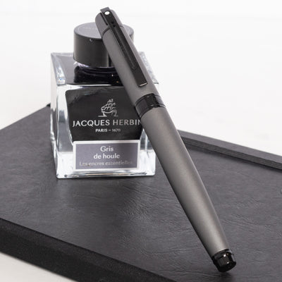 Sheaffer 300 Fountain Pen - Matte Grey with Black Trim capped