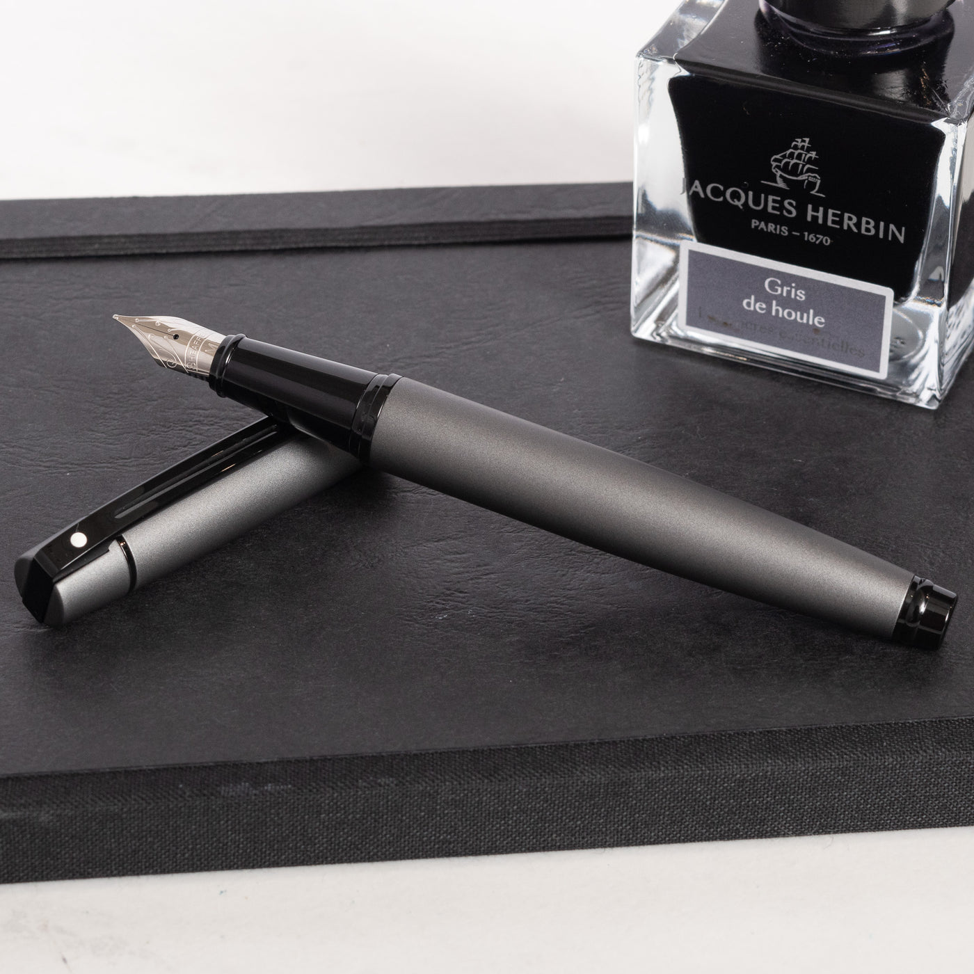 Sheaffer 300 Fountain Pen - Matte Grey with Black Trim new