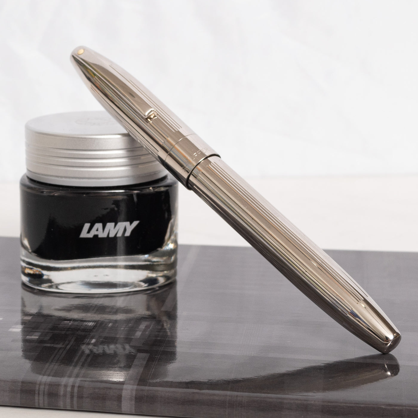 Sheaffer Legacy Heritage Deep Cut Palladium Fountain Pen - Preowned Capped