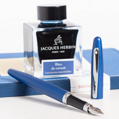 Sheaffer VFM Fountain Pen - Neon Blue uncapped