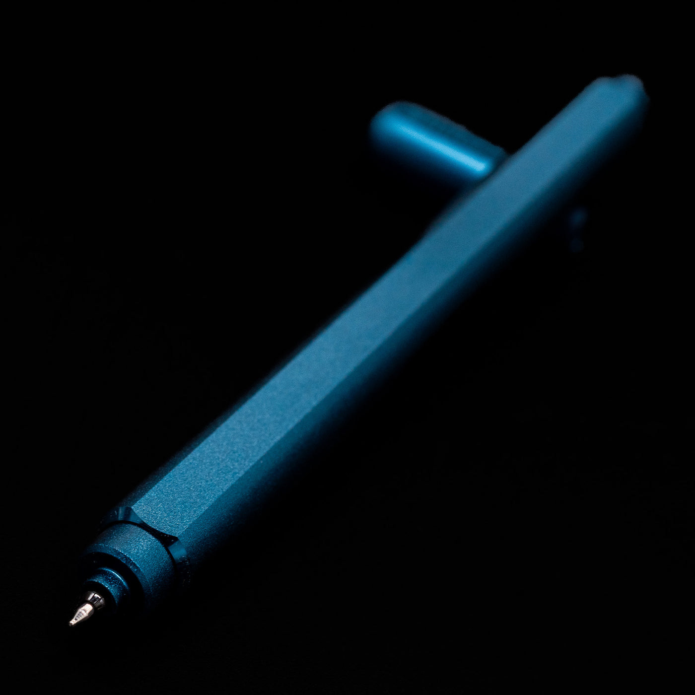 Stilform ARC Gel Pen – Night Sky Aluminum laying across its own cap, crossed, with a focus on the tip.