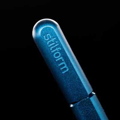 A macro shot of the logo on the cap of the Stilform ARC Gel Pen – Night Sky Aluminum.