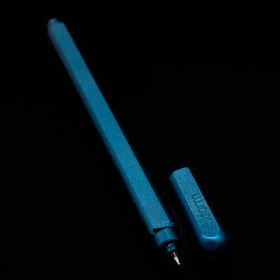 A full view of the Stilform ARC Gel Pen – Night Sky Aluminum uncapped, with its cap laying next to the pen. 