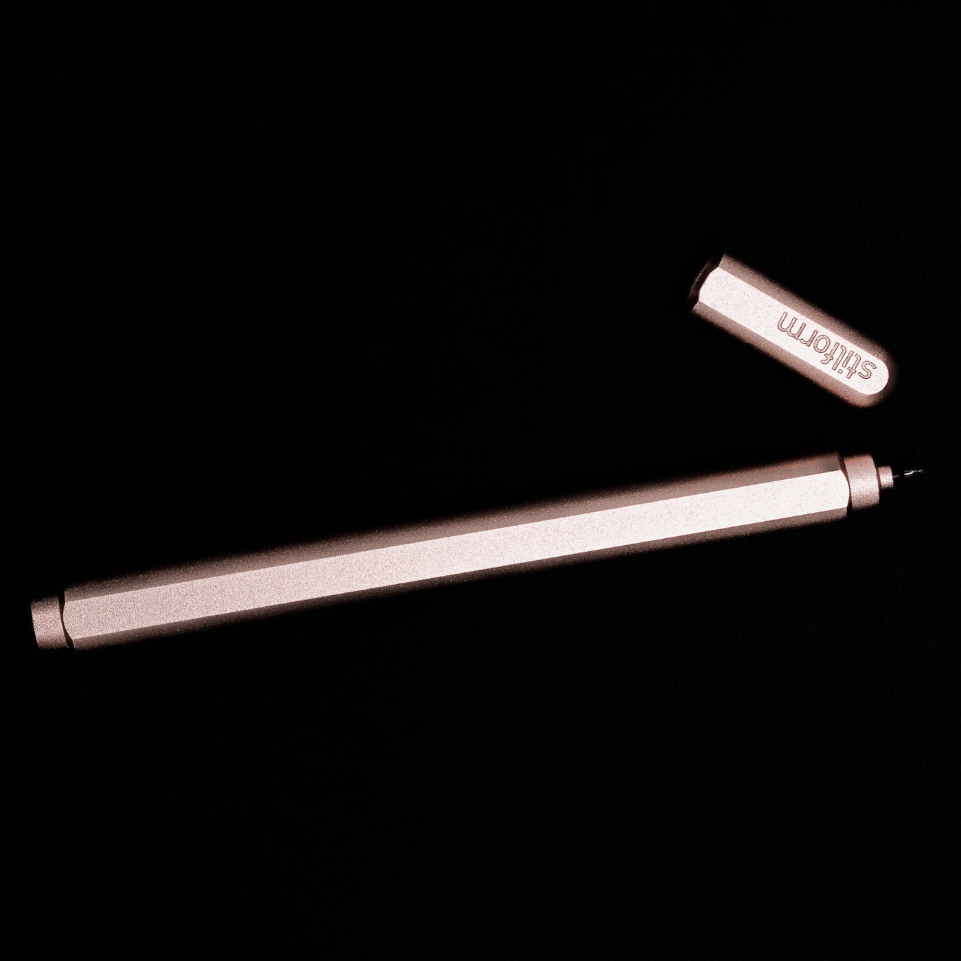 An overhead view of the Stilform ARC Gel Pen – Rose Moon Aluminium uncapped.