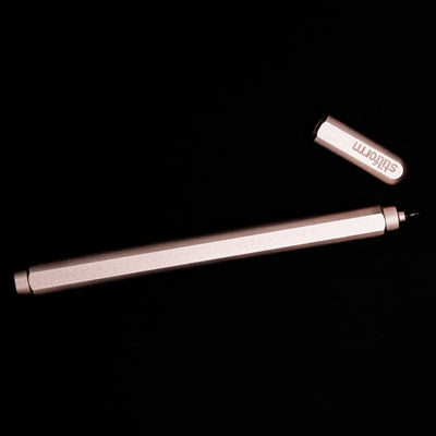 An overhead view of the Stilform ARC Gel Pen – Rose Moon Aluminium uncapped.