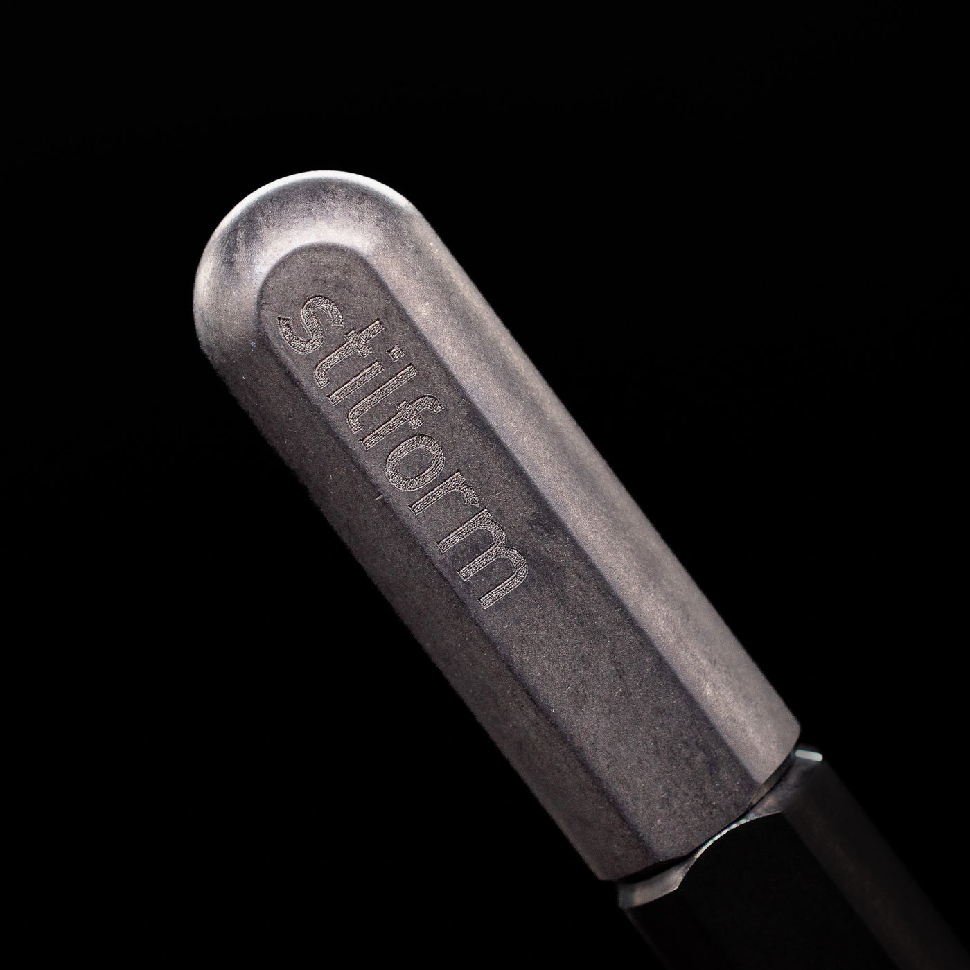 A macro shot of the logo on the cap of the Stilform ARC Gel Pen – Titanium DLC.