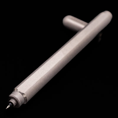 Stilform ARC Gel Pen – Titanium Matte laying across its own cap, crossed, with a focus on the tip.