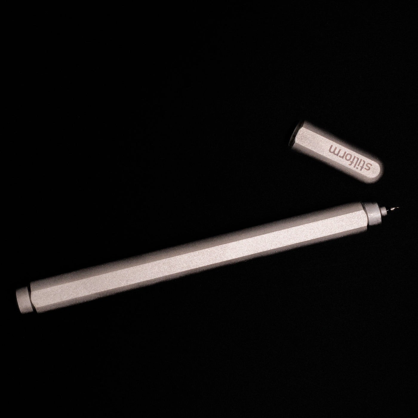 An overhead view of the Stilform ARC Gel Pen – Titanium Matte uncapped.