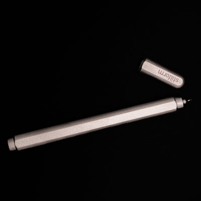 An overhead view of the Stilform ARC Gel Pen – Titanium Matte uncapped.