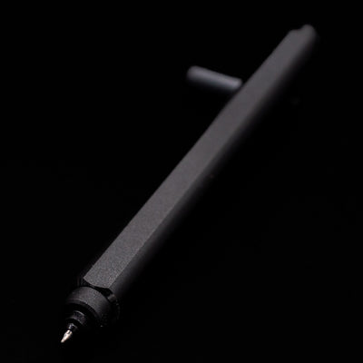 Stilform ARC Gel Pen – Warp Black Aluminum laying across its own cap, crossed, with a focus on the tip.
