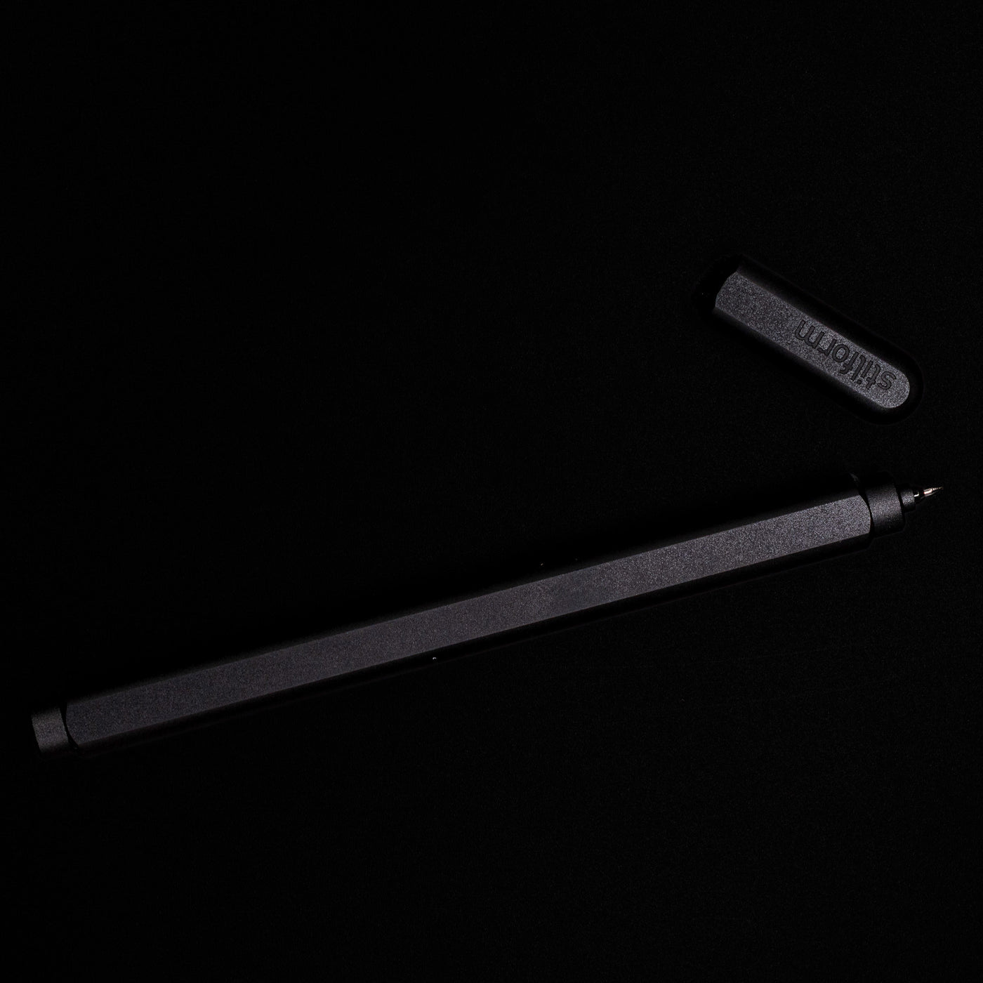 An overhead view of the Stilform ARC Gel Pen – Warp Black Aluminum uncapped.