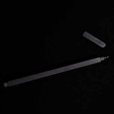 An overhead view of the Stilform ARC Gel Pen – Warp Black Aluminum uncapped.