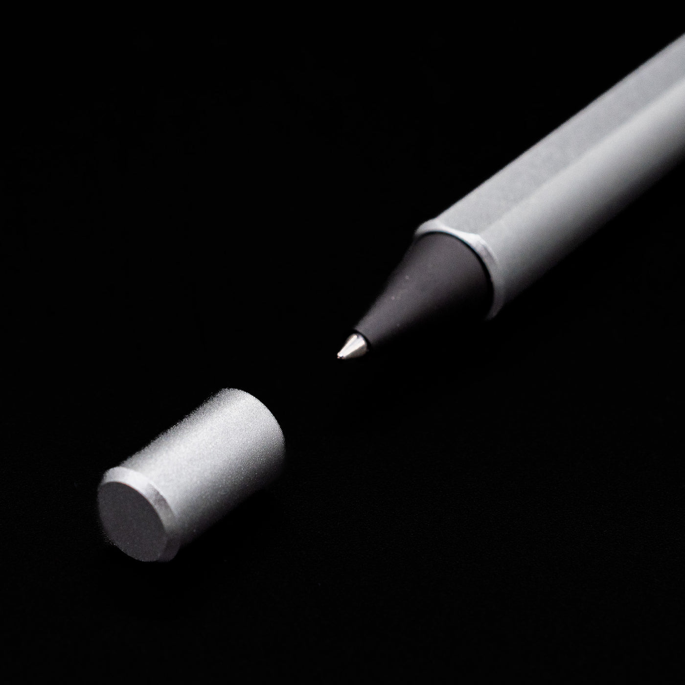 A close up view of the tip and cap on the Stilform FLOW Rollerball Pen – Comet Grey Aluminum.