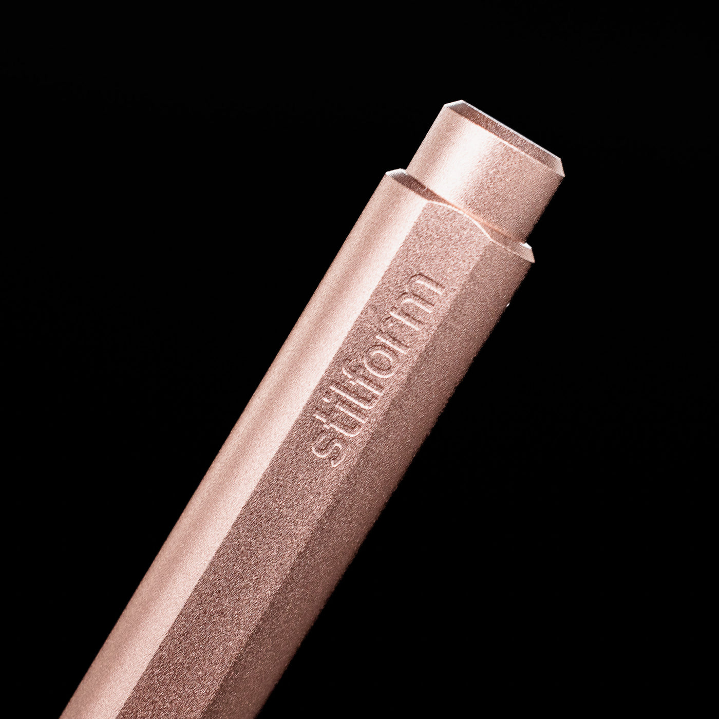 A macro shot of the logo on the bottom of the Stilform FLOW Rollerball Pen – Rose Moon Aluminium posted.