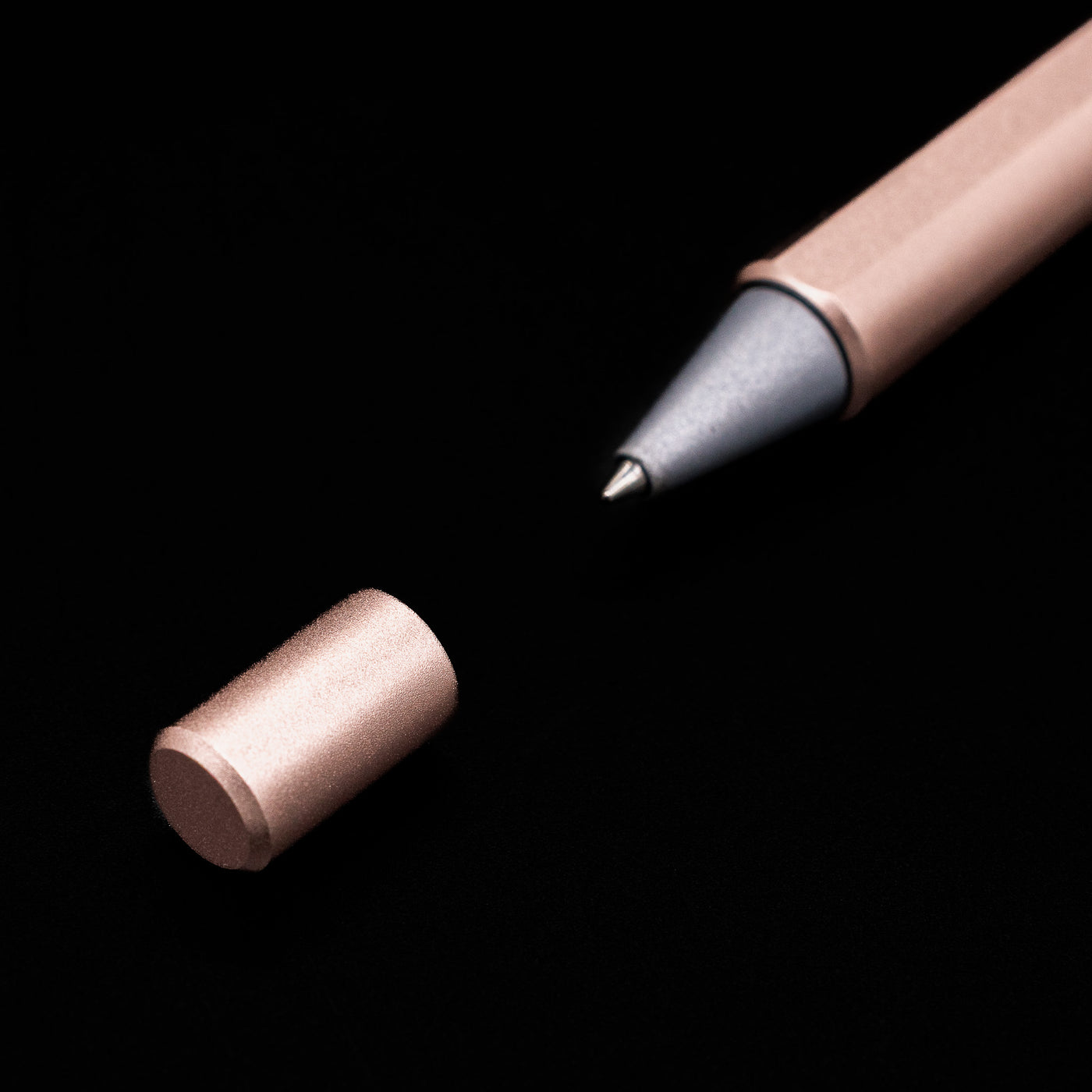a macro shot of the Stilform FLOW Rollerball Pen – Rose Moon Aluminium's tip and its small cap.
