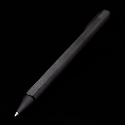 Full view of the Stilform FLOW Rollerball Pen – Warp Black Aluminum at an angle with a focus on its tip.