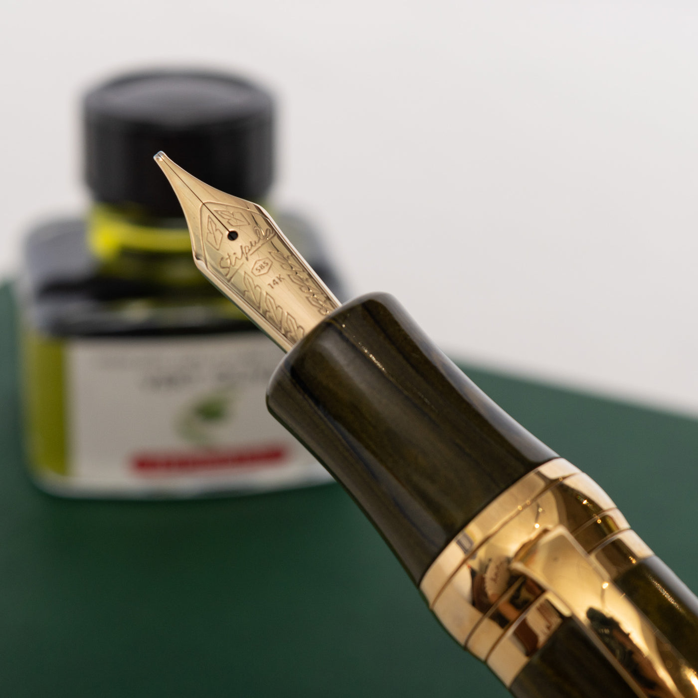 Stipula Leonardo da Vinci Sulphur Yellow Ebonite Limited Edition Fountain Pen 14k gold nib