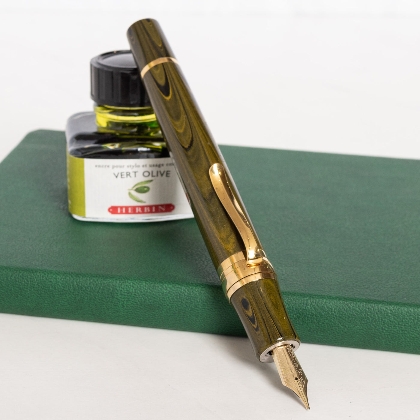 Stipula Leonardo da Vinci Sulphur Yellow Ebonite Limited Edition Fountain Pen
