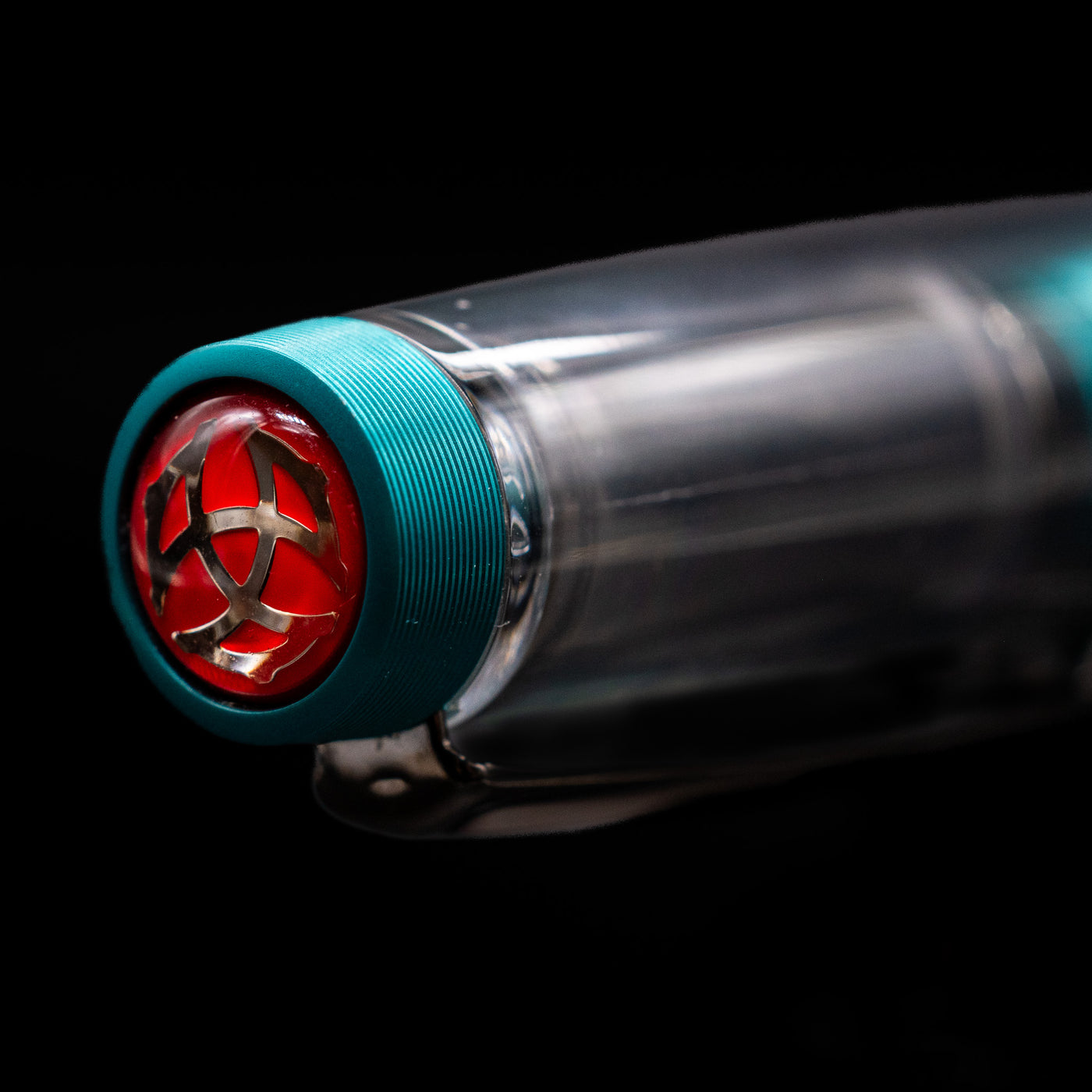 Zoomed-in view of the top of the cap with the finial on the TWSBI Diamond 580 Caribbean Blue & Onyx Fountain Pen - Preowned.