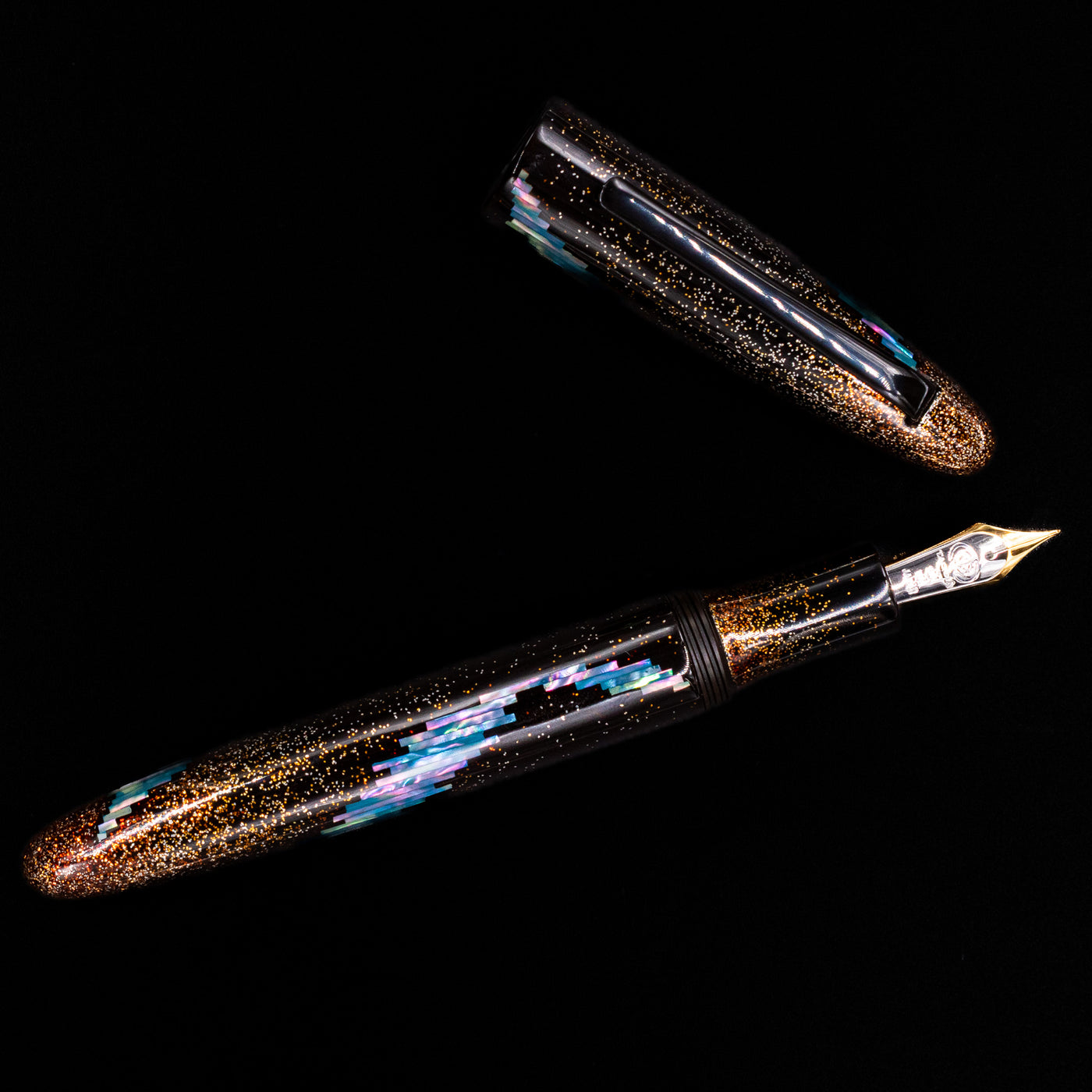 An overhead view of the Taccia Miyabi Bon Bori Aurora Glimmer Fountain Pen uncapped.